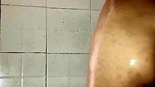 le mande un video bañandome al señor de la tienda para que me perdone lo que le debo