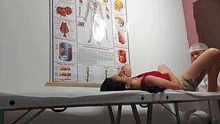 Ginecologista enfia dedo no cu e fode paciente