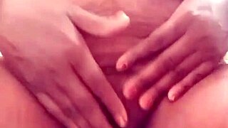 Indian girl desibhabhi gets finger fucked hard.