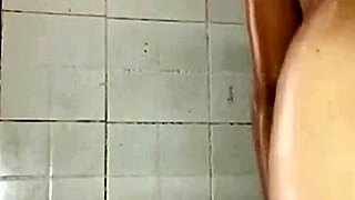 le mande un video bañandome al señor de la tienda para que me perdone lo que le debo
