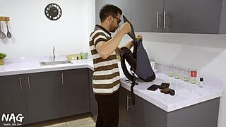 ladronas se hacen pasar por strippers para follarse al casero y robarse todo