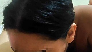 novinha profissional mostra como se faz um boquete.