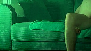 baise passionn�e et gorge profonde sur le canap�