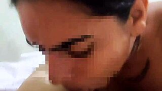 novinha profissional mostra como se faz um boquete.