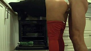 Mientras Esperaba A Mi Novia Me Follé A Su Madrastra Limpiando La Cocina Ella Me Deja Hacerlo Y Correrse En Su Culo