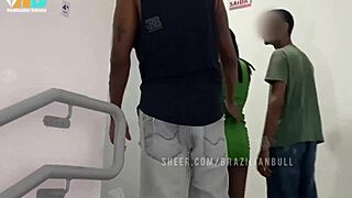 Marido cuckold levou esposa sem calcinha pra visitar comedor baiano acabamos fudendo na escada - vídeo completo sheer xvideos red 😏