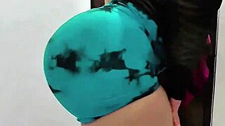 El enorme culo sexy de la mama de mi amigo preparándose para coger