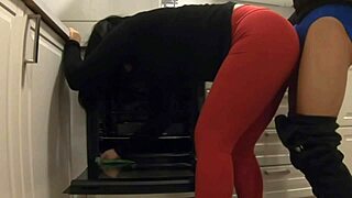 Mientras Esperaba A Mi Novia Me Follé A Su Madrastra Limpiando La Cocina Ella Me Deja Hacerlo Y Correrse En Su Culo