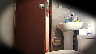 camara escondida en el baño de universitaria colombina culona