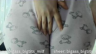 Camel toe camel toe 😏 juicy spreading and squirting solo