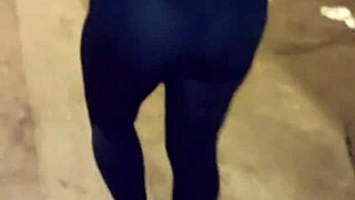 madura culona con leggins transparentes en hilo flashing on street