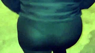 madura culona con leggins transparentes en hilo flashing on street