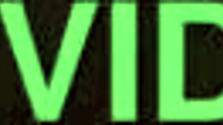 La madrastra culona se masturba con el cepillo de dientes de su hijastro