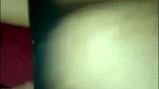 La madrastra culona se masturba con el cepillo de dientes de su hijastro