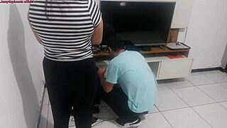 Dona de casa pede opinião do técnico sobre lingerie nova pro maridão