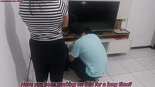 Dona de casa pede opinião do técnico sobre lingerie nova pro maridão