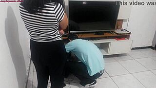 Dona de casa pede opinião do técnico sobre lingerie nova pro maridão