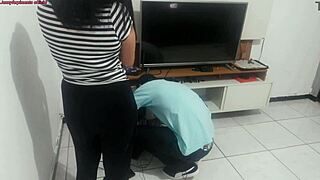 Dona de casa pede opinião do técnico sobre lingerie nova pro maridão