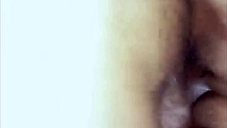 Sperma kapie z ciasnej młodej cipki 18+ po głębokim creampie orgazmie