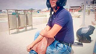 sexy big ass milf offers cash for street sex