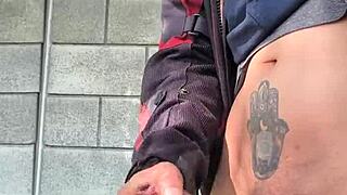 Quieres verme masturbándome con esta verga dura en el bosque público?