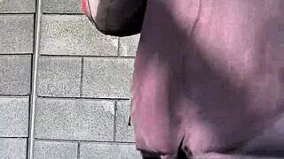 Quieres verme masturbándome con esta verga dura en el bosque público?