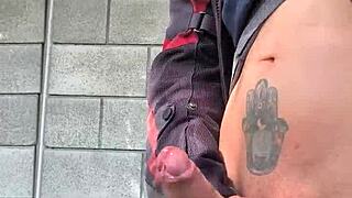 Quieres verme masturbándome con esta verga dura en el bosque público?