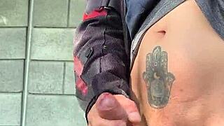 Quieres verme masturbándome con esta verga dura en el bosque público?