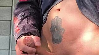 Quieres verme masturbándome con esta verga dura en el bosque público?