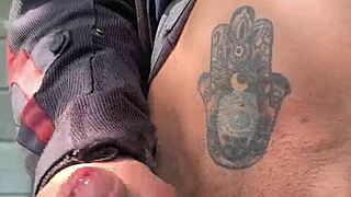 Quieres verme masturbándome con esta verga dura en el bosque público?