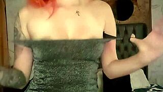 mi pelirroja paisa cachonda, mírame quitándome la ropa despacito para ti