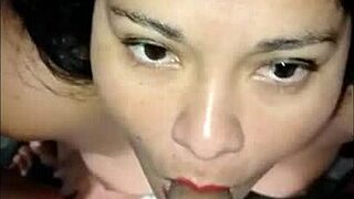 Mi Hermosa Vecina Bebe Mi Orina Y Semen En Su Boca Sin Puerta En El Baño! 😈💦