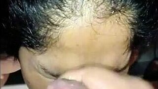 Mi Hermosa Vecina Bebe Mi Orina Y Semen En Su Boca Sin Puerta En El Baño! 😈💦