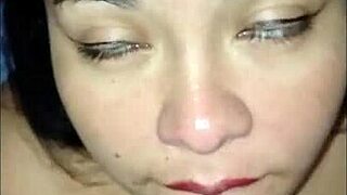 Mi Hermosa Vecina Bebe Mi Orina Y Semen En Su Boca Sin Puerta En El Baño! 😈💦