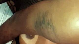 😏 olha o negão dotado socando na hotwife enquanto ela masturba o corno!