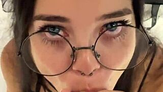 sempre falei q o q a debora prado faz com meu pau é bruxaria ela se vestiu de bruxinha pra engolir td!!