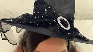 sempre falei q o q a debora prado faz com meu pau é bruxaria ela se vestiu de bruxinha pra engolir td!!