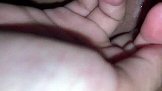 Le follo el coño a la mamá de mi novia lesbiana mientras está sola en casa con lencería