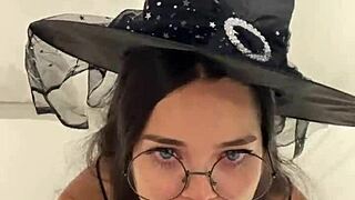 sempre falei q o q a debora prado faz com meu pau é bruxaria ela se vestiu de bruxinha pra engolir td!!