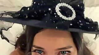 sempre falei q o q a debora prado faz com meu pau é bruxaria ela se vestiu de bruxinha pra engolir td!!