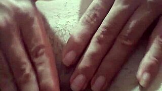 essa putinha de peitinhos miúdos sem calcinha peludinha na rua