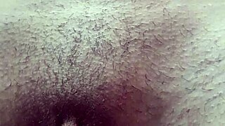 essa putinha de peitinhos miúdos sem calcinha peludinha na rua