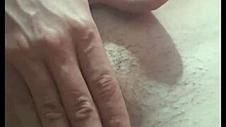 essa putinha de peitinhos miúdos sem calcinha peludinha na rua