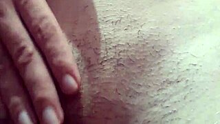 essa putinha de peitinhos miúdos sem calcinha peludinha na rua