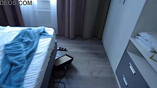 נערה 18+ שמנה שעירה אדמונית כפופה ומקבלת בתחת בדוגי מהיר