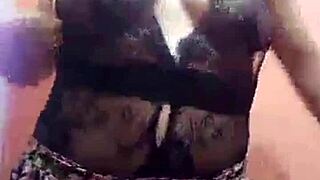 Aurora Estelar mete dedos en coño jugoso solo en baño de casa show mojado