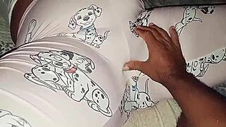 Meu meio irmão me pegou de pijama e fez minha buceta molhada gozar gostoso