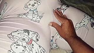 Meu meio irmão me pegou de pijama e fez minha buceta molhada gozar gostoso