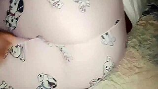 Meu meio irmão me pegou de pijama e fez minha buceta molhada gozar gostoso