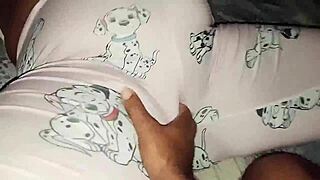 Meu meio irmão me pegou de pijama e fez minha buceta molhada gozar gostoso
